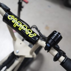 farol-dianteiro-recarregavel-1200-lumenes (1)